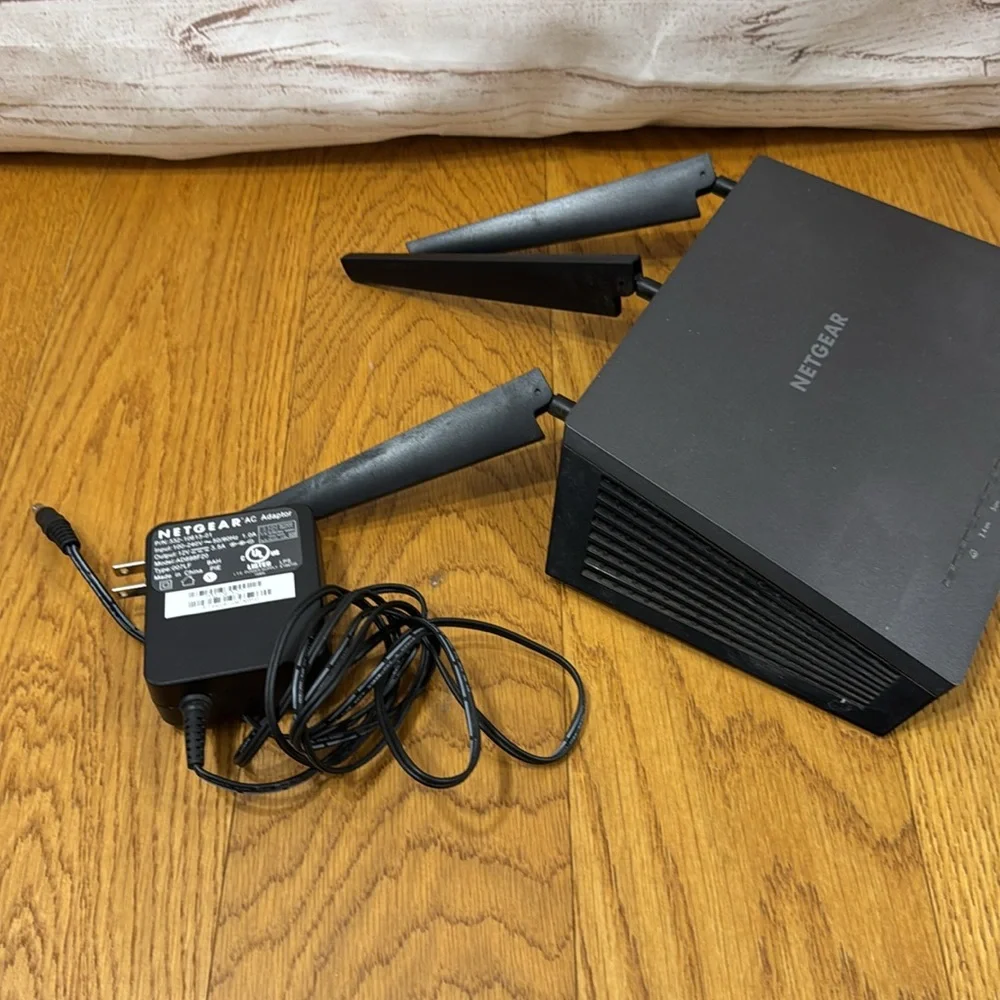 NETGEAR Nighthawk AC1900 Smart WiFi Router, Model R7000 - Picture 7 of 8